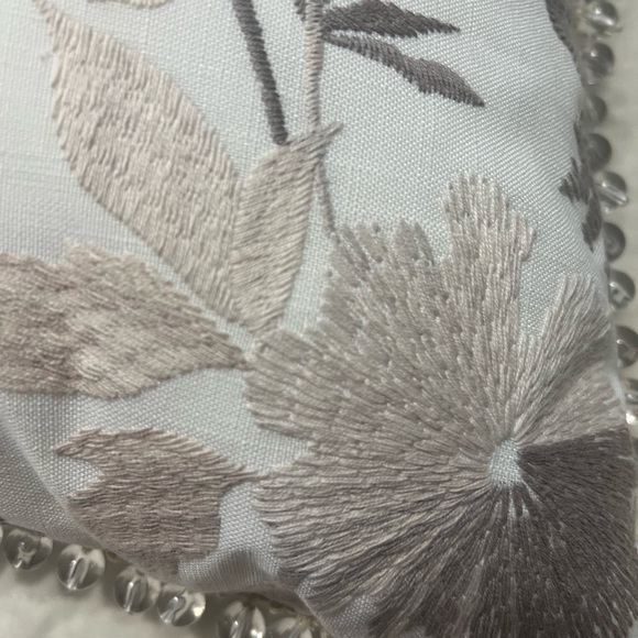 EASTERN ACCENTS / NAOMI FLORAL ACCENT PILLOW IN LILAC (2 Pillows) - Picture 9 of 16